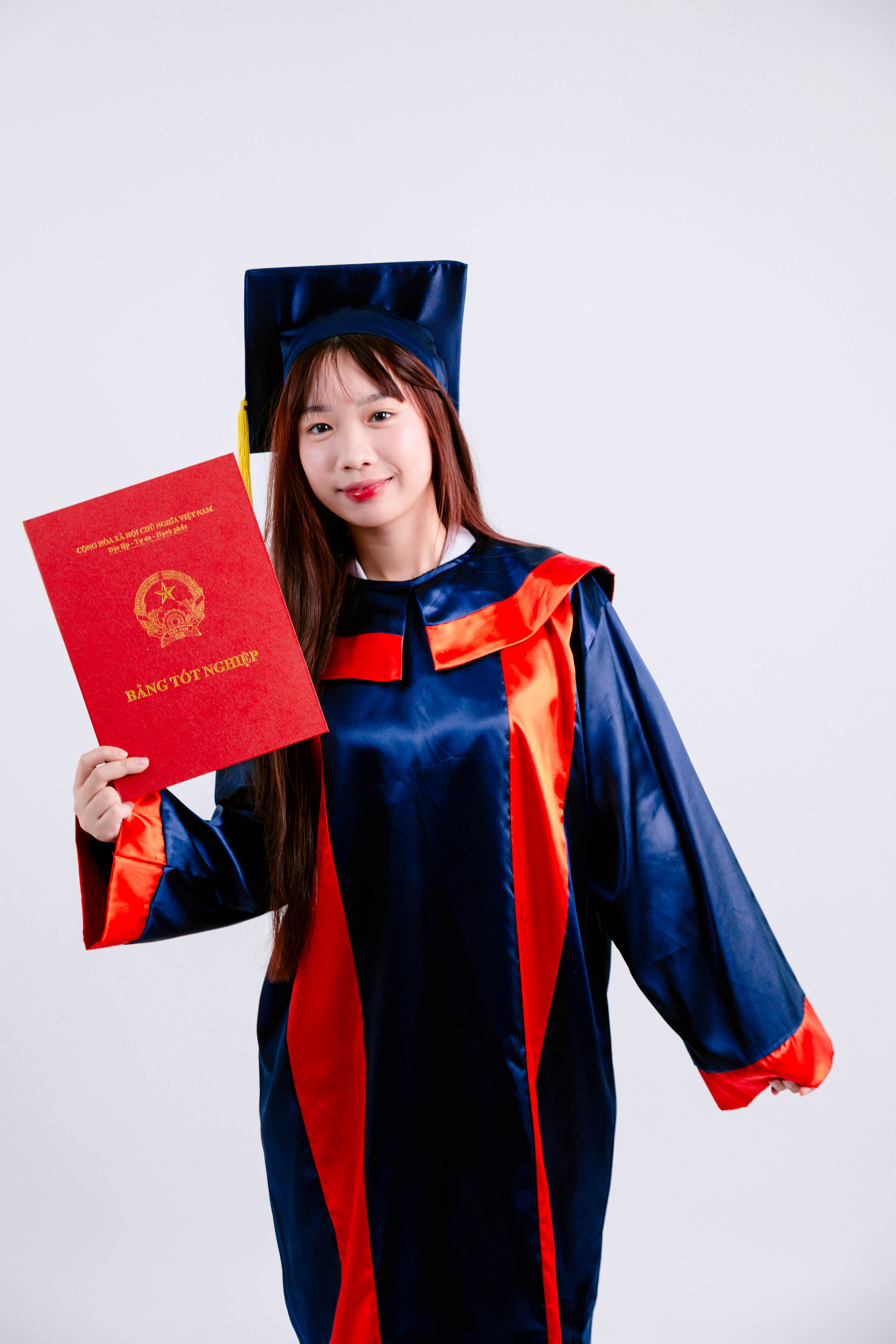 Sinh viên tốt nghiệp cầm bằng